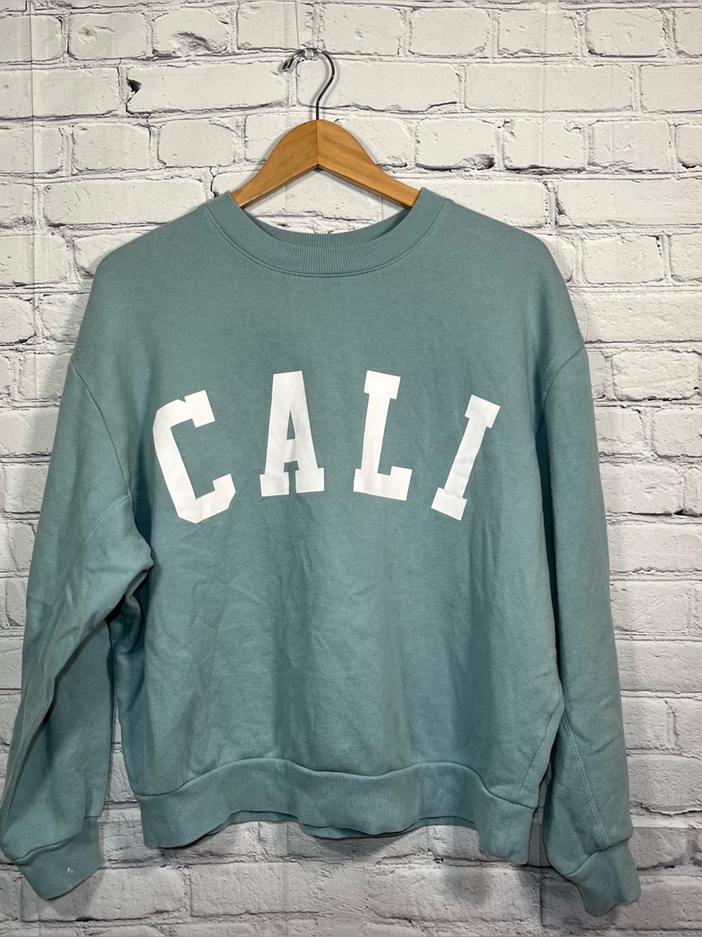 Wild Fable CALI Sweatshirt Womens Medium Blue Cropped Crewneck Boxy Fit Surfer